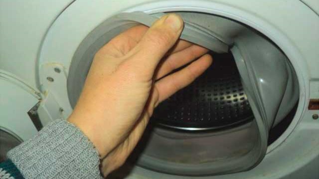 odstraňte poškozenou manžetu