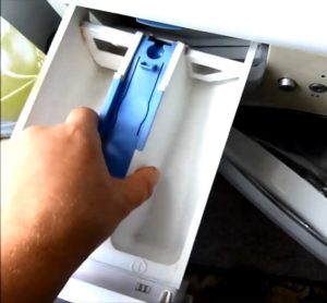 Jak vyjmout zásobník na prášek z pračky Beko?