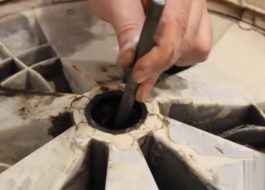 Jak odstranit zaseknuté ložisko z bubnu pračky
