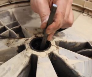 Jak odstranit zaseknuté ložisko z bubnu pračky?