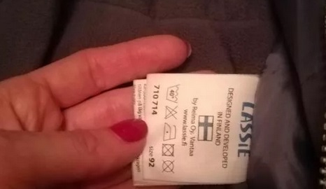 zkontrolujte štítek kombinézy