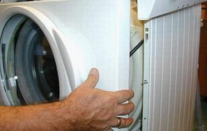 Jak odstranit přední panel na pračce Bosch?