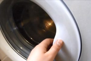 Jak otevřít dvířka pračky Kandy, pokud je rukojeť zlomená?