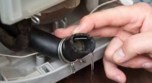 tuangkan air melalui paip
