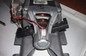 Jak vyměnit motorové kartáče pračky Zanussi?