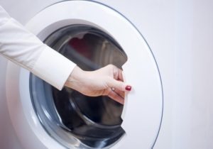 Jak otevřít dvířka pračky Electrolux?