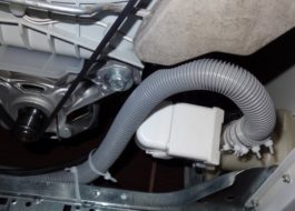 Jak vyměnit vypouštěcí hadici v pračce Electrolux
