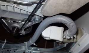 Jak vyměnit vypouštěcí hadici v pračce Electrolux?