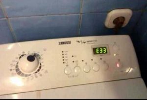 Chyba E33 v pračce Zanussi