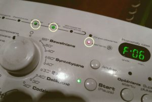 Chyba F06 v pračce Whirlpool