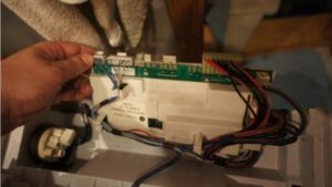 demontujte řídicí modul SM Whirlpool 