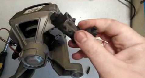 odstraňte opotřebované kartáče