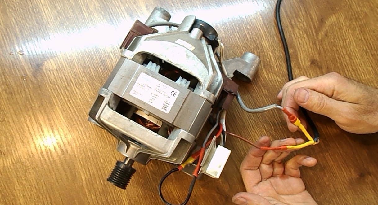 připojte motor k elektrické síti