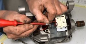proces výměny kartáčů na motoru Electrolux 