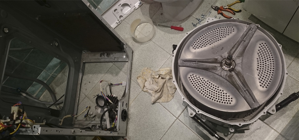 odšroubujte šrouby a demontujte nádrž Zanussi 