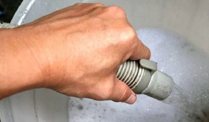 vypouštění vody přes vypouštěcí hadici