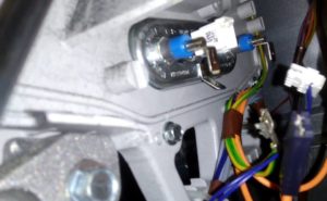 Jak vyměnit topné těleso na pračce Whirlpool?
