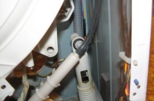 Jak vyměnit tlumič na pračce Whirlpool?