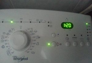 Jak správně zapnout pračku Whirlpool?