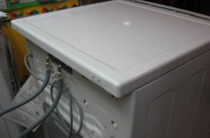 Jak sundat víko pračky Whirlpool?