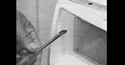 buka skru di sekeliling dispenser
