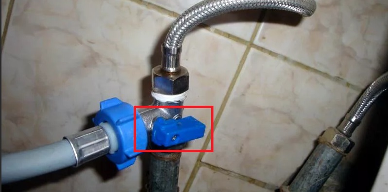 Není přerušen přívod vody do stroje?