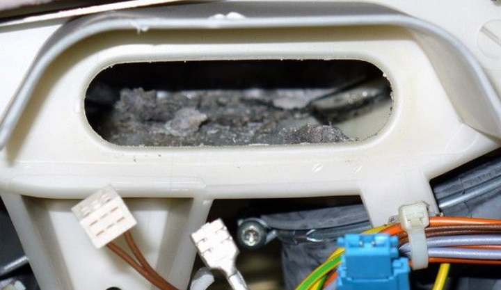 vytáhněte kabel přes montážní otvor topného tělesa