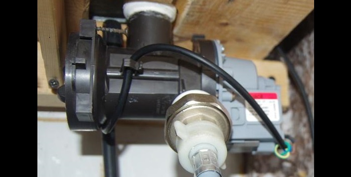 pomp voor het verpompen van water uit een vat