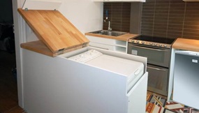 pračka pod sklopnou deskou stolu