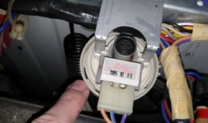 Kde je v pračce umístěn snímač náplně?