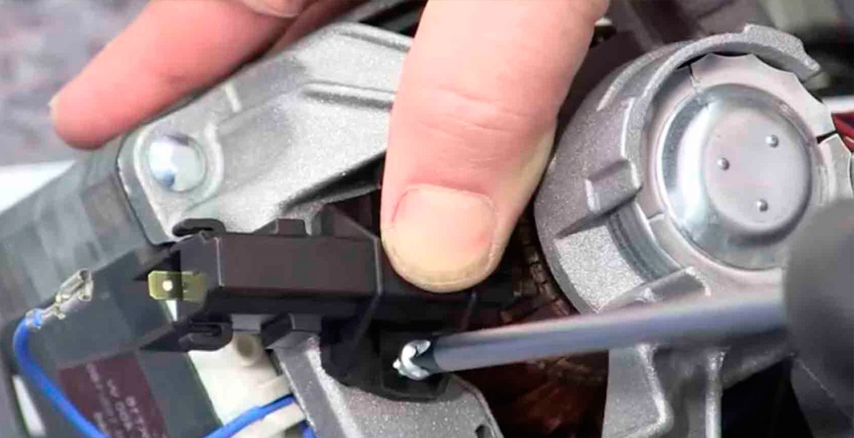 výměna kartáčů motoru stroje