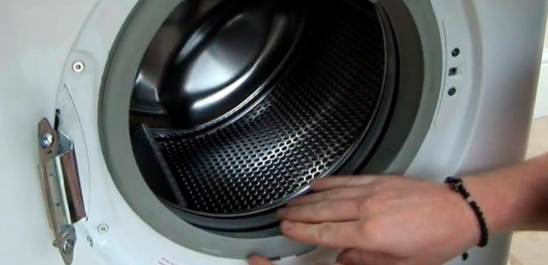 Dveře byly během přepravy utrženy
