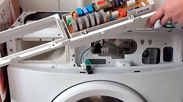 sejměte ovládací panel stroje