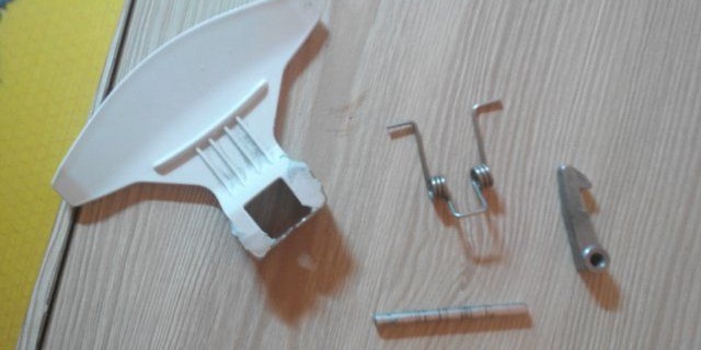Části mechanismu dveří stroje Beko