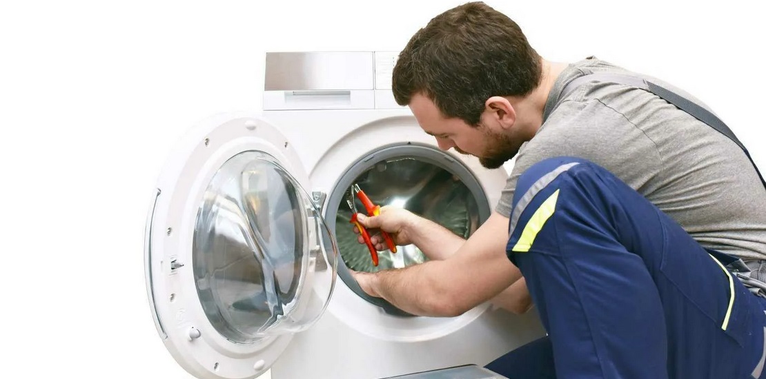Opravář provede opravu v rámci záruky
