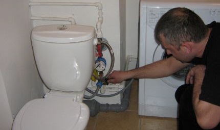připojte SM k vodě na záchodě