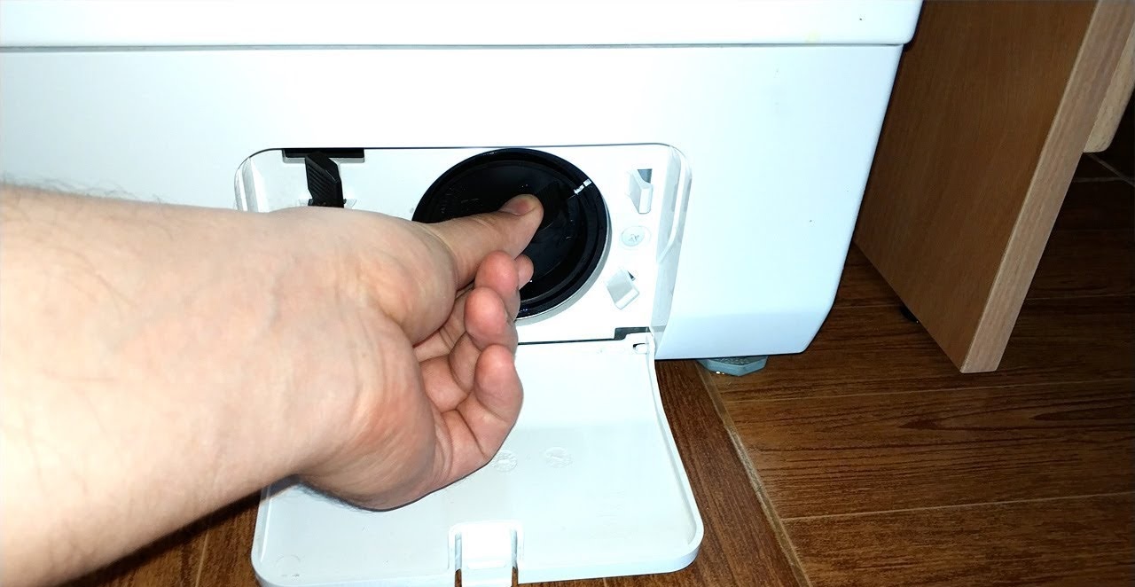 zátka filtru není pevně zašroubována