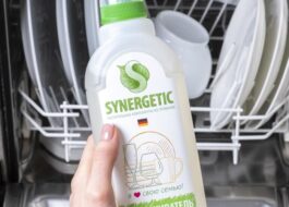 Is it possible to wash dishes without rinse aid in a dishwasher?