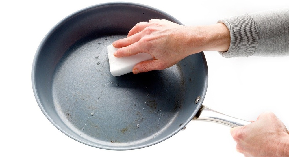 čištění nepřilnavé pánve