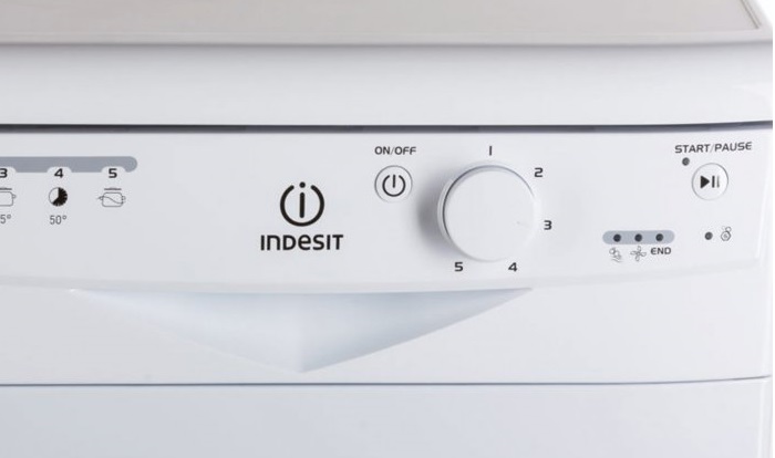 Myčka nádobí Indesit s knoflíkem pro výběr programu