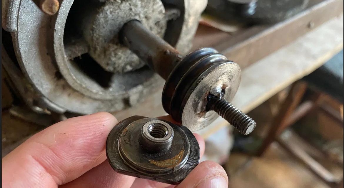 instalați scripetele pe mașina metalică