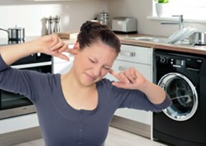 Proč moje pračka při máchání vydává hlasitý zvuk?
