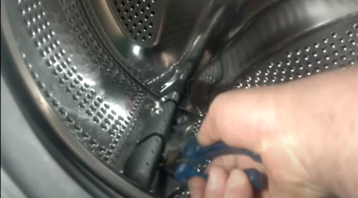 odřízněte konce svorek pomocí nůžek na drát