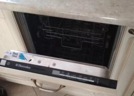 Jak nainstalovat přední část na myčku Electrolux