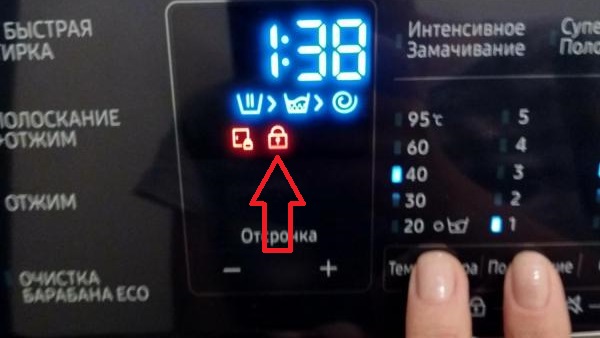 zámek znamená uzamčení poklopu SM Samsung