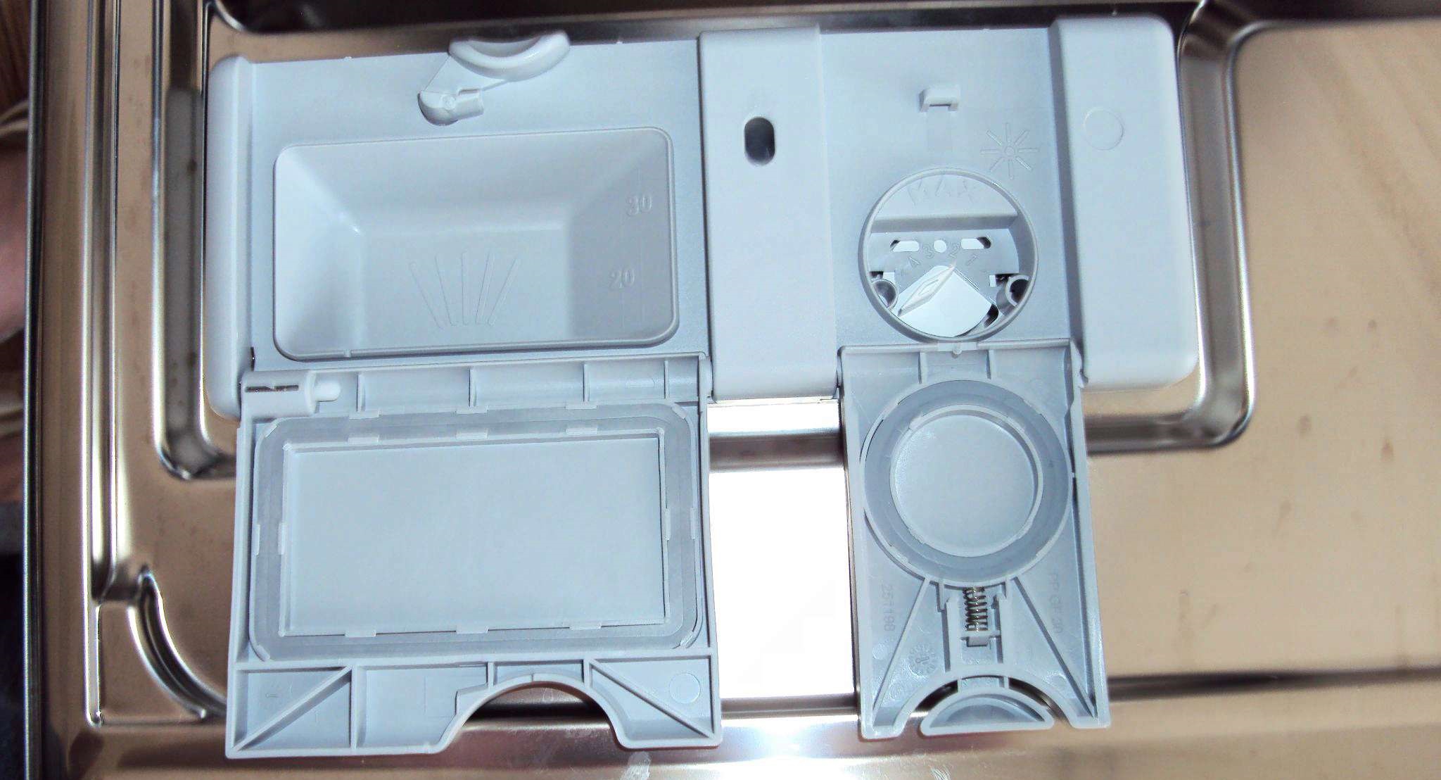 kam přidat práškovou tabletu do PMM Electrolux
