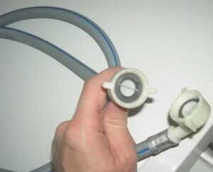 Průměr závitu hadice pro připojení myčky k vodě