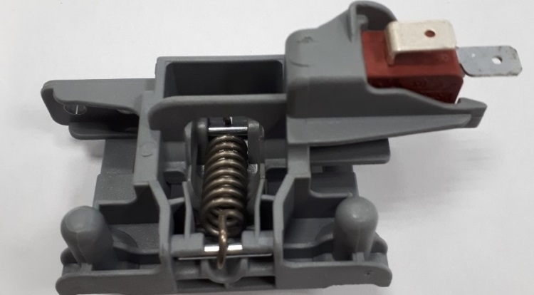 elektromagnet ve dveřích myčky