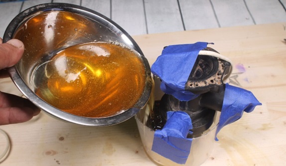 Vul de pomp met epoxy