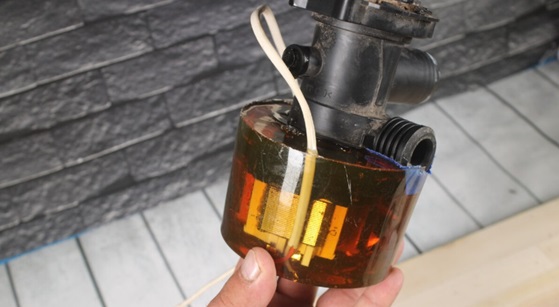 Wanneer de epoxy droogt, verwijdert u de pomp door het blik te breken